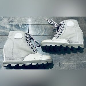 Women’s Sz 8.5 Omega Taupe Wet Sand Joan of Arctic II PDX Wedge Lace Up Boots